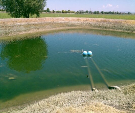 Depósito de agua para riego de campo agrícola