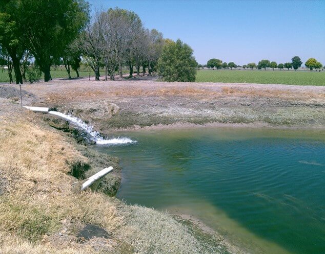 Depósito de agua en campo agrícola