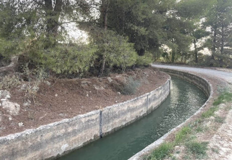 Canal de agua de riego.