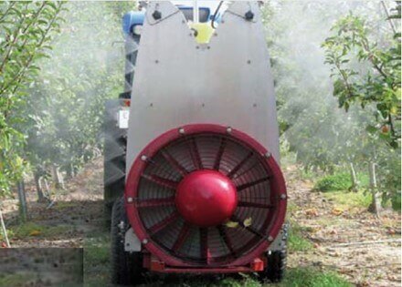 Aplicación de fitosanitarios en una plantación de manzanos